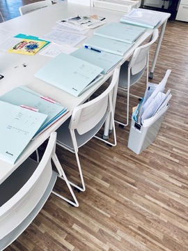 書類の山を見ると、恐ろしくなる。