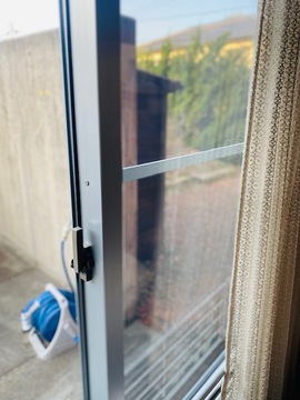 網戸の設置位置は、お部屋から見て右側の窓です。