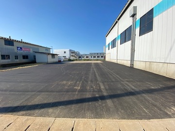 社内環境整備第一弾、駐車場の舗装終わりました。