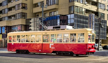 原爆投下から3日後、広島の人達は路面電車を動かした。